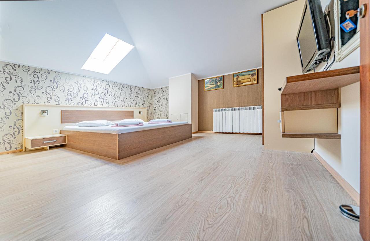 Pension Onix Vienna Airport Hotel Maria Ellend Exterior photo