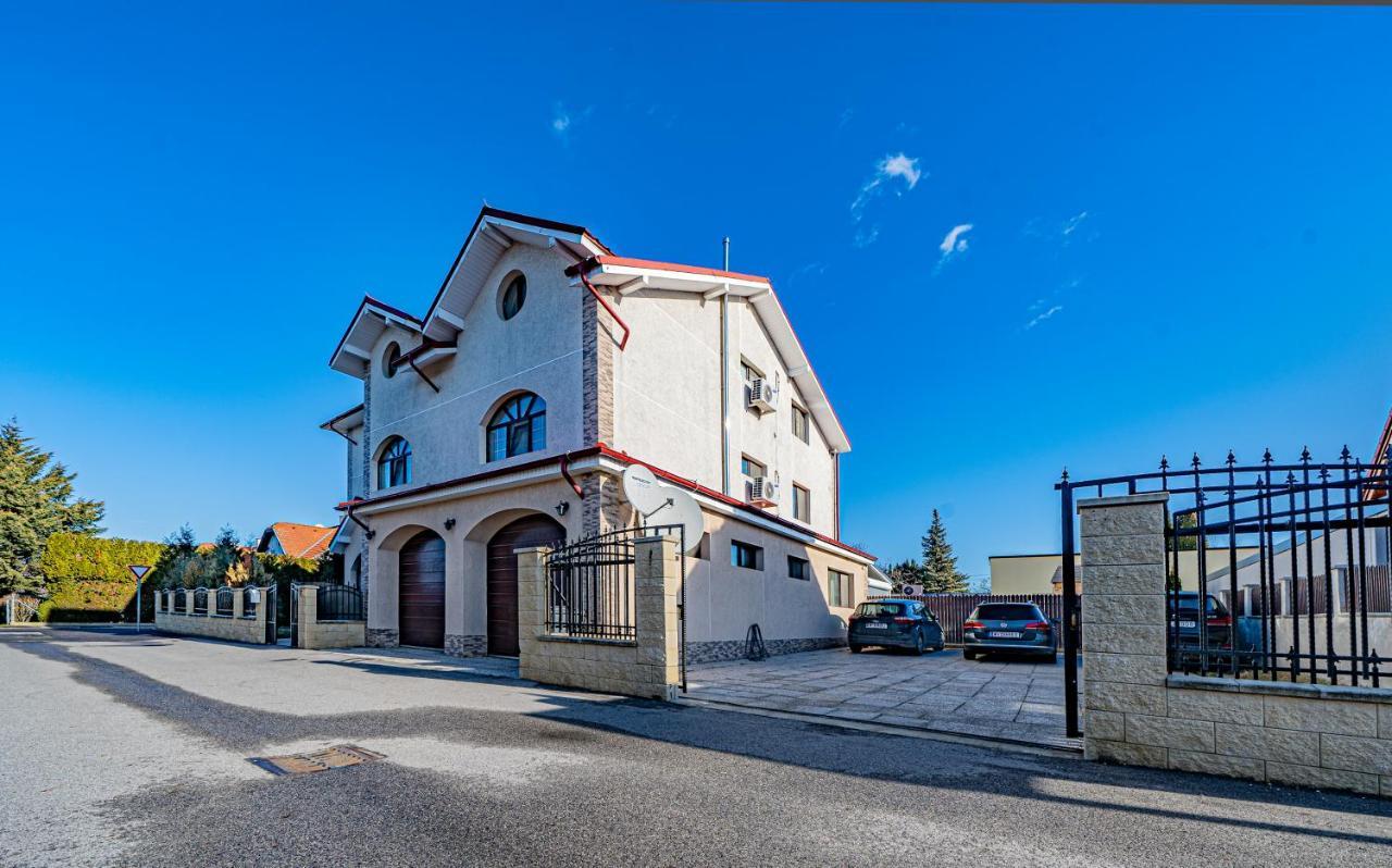 Pension Onix Vienna Airport Hotel Maria Ellend Exterior photo